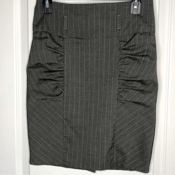 NWOT Spacegirlz Pencil Skirt Grey/White Stripes. Size 9. Cinched/Ruched core. - Picture 1 of 5
